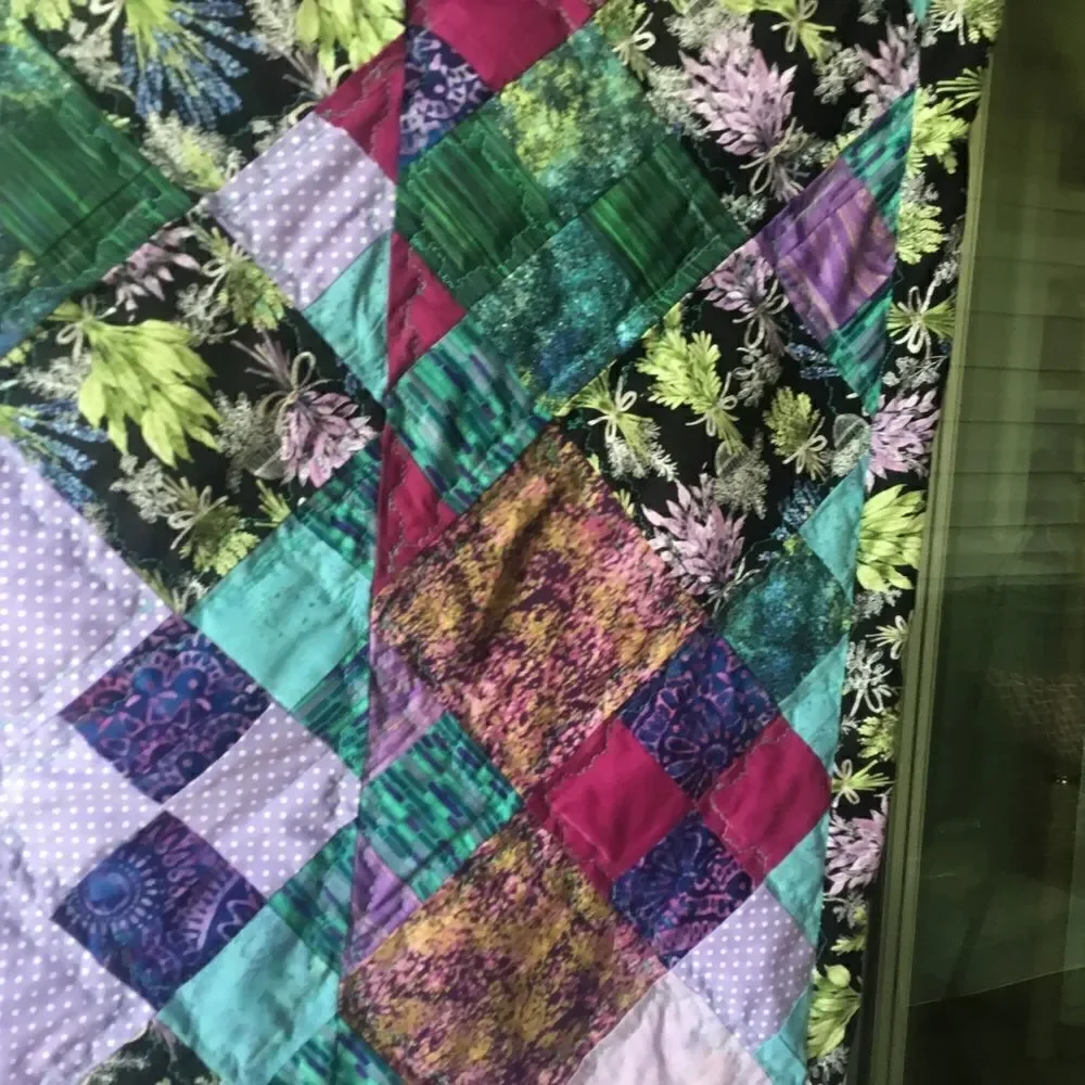 NWT Hand Crafted Lavender Florals With Gorgeous Coordinating Colors Quilt